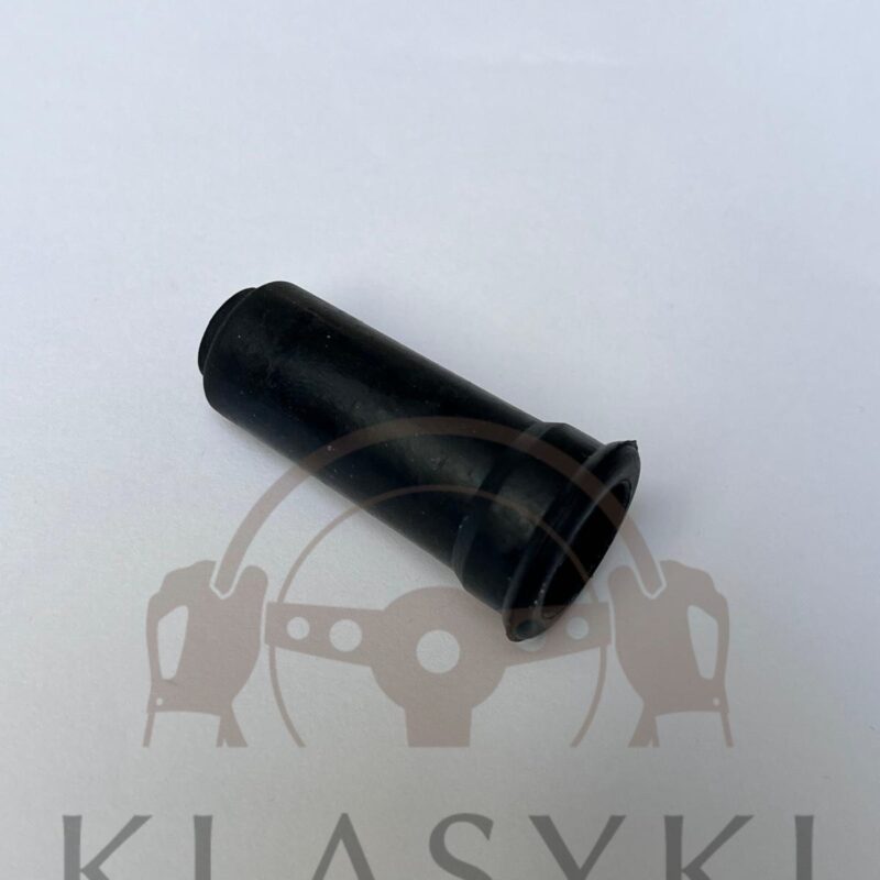 Osłona przeznaczona do zabezpieczenia czujnika ciśnienia oleju w klasycznym modelu Fiat 500. Element chroni czujnik oraz połączenie elektryczne przed zabrudzeniami, wilgocią i uszkodzeniami mechanicznymi.