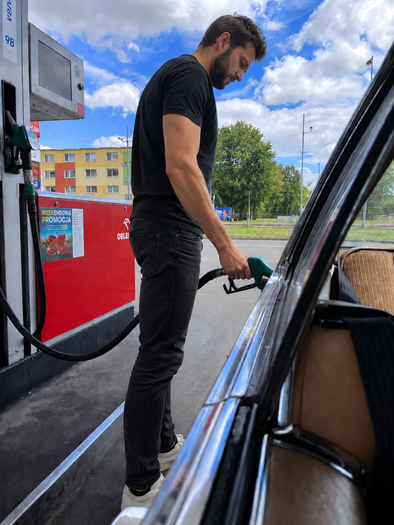 Tankowanie klasycznego samochodu benzyną E10