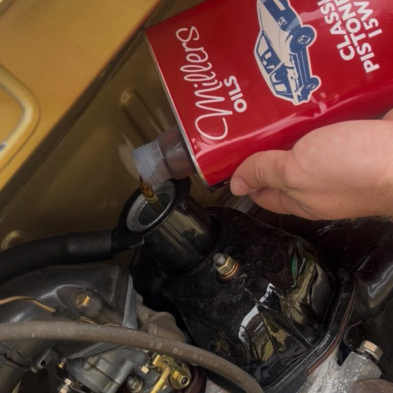 Millers Oils Classic Pistoneeze 15W40 to wysokiej jakości mineralny olej silnikowy przeznaczony do klasycznych samochodów z silnikami benzynowymi i wysokoprężnymi, zgodnie z zaleceniami producenta pojazdu. Zapewnia skuteczne smarowanie, ochronę przed zużyciem oraz stabilną pracę jednostki napędowej podczas codziennej i sezonowej eksploatacji.