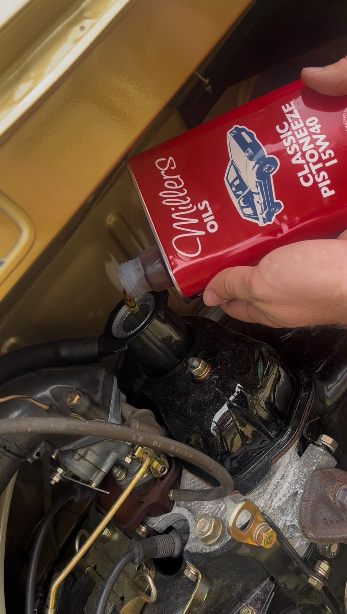 Millers Oils Classic Pistoneeze 15W40 to wysokiej jakości mineralny olej silnikowy przeznaczony do klasycznych samochodów z silnikami benzynowymi i wysokoprężnymi, zgodnie z zaleceniami producenta pojazdu. Zapewnia skuteczne smarowanie, ochronę przed zużyciem oraz stabilną pracę jednostki napędowej podczas codziennej i sezonowej eksploatacji.